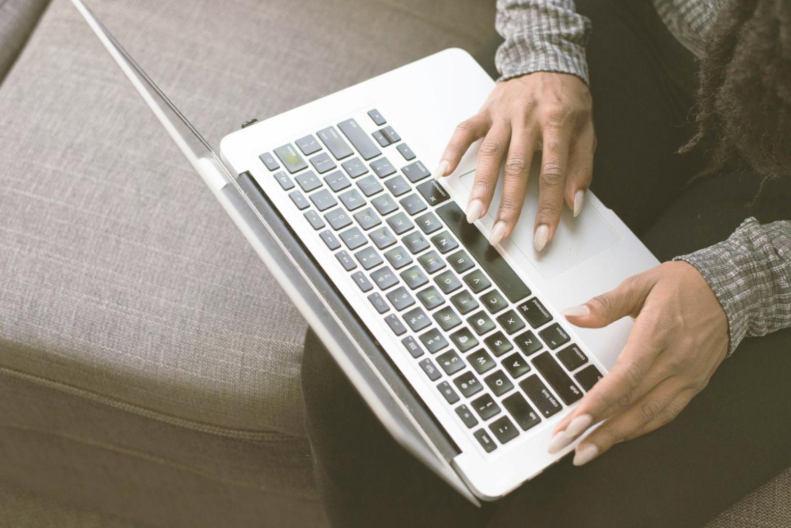 Moderne Büroumgebung mit Laptops und Finanzunterlagen während einer Online-Webinar-Session